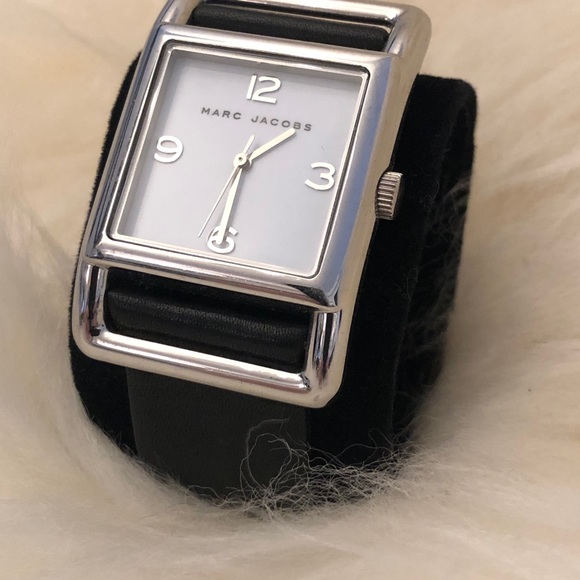 Marc Jacob’s black leather watch - Picture 3 of 5